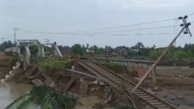 KAI Hentikan Operasional KA Cut Meutia Akibat Rel Longsor di Aceh - GenPI.co
