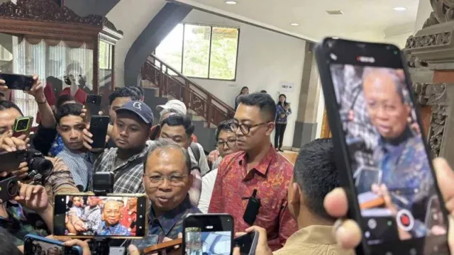 Wayan Koster Tetap Tolak Lift Kaca di Nusa Pendia, Disebut Risiko Tinggi - GenPI.co