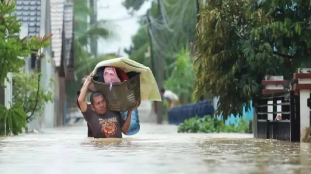 Banjir dan Longsor Putus Akses 10 Kecamatan Aceh Tamiang, Bantuan Lewat Udara & Laut - GenPI.co