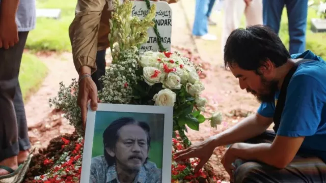 Anak Ungkap Kronologis Epy Kusnandar Meninggal, Muntah, Ditemukan di Bawah Kasur - GenPI.co