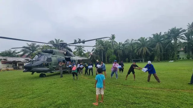 Wilayah Terisolasi Sumbar Disuplai Bantuan Lewat Udara, Total Sudah 18 Ton - GenPI.co