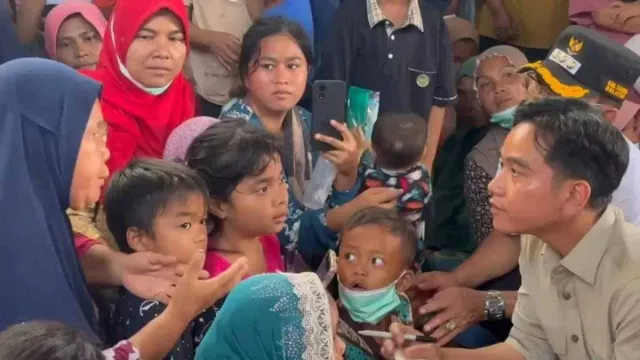 Gibran Bawa Buku Temui Korban Bencana, Janji Rumah Pengungsi Dibangun - GenPI.co