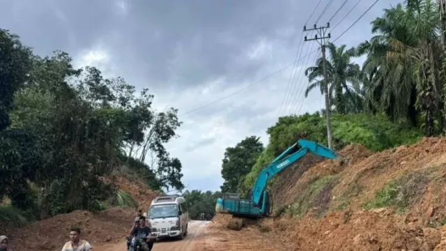 PU Kerahkan Alat Berat untuk Pulihkan Jalan Nasional di Aceh - GenPI.co