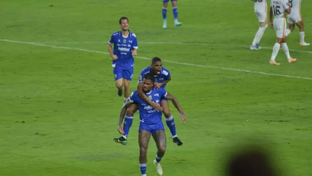 Bojan Hodak Puas Performa Persib Bandung, Penampilan Ramon Tanque Disorot - GenPI.co