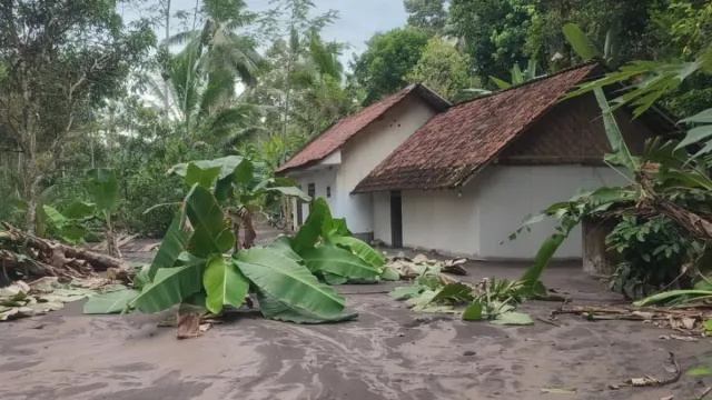 Banjir Lahar Semeru Terjang 9 Rumah, 136 KK Sempat Terisolasi - GenPI.co