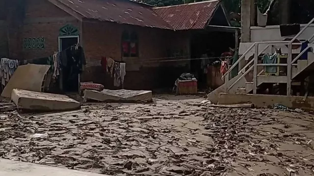 Banjir Tinggalkan Lumpur 2 Meter di Pidie Jaya, Desa Babah Krueng Lumpuh - GenPI.co