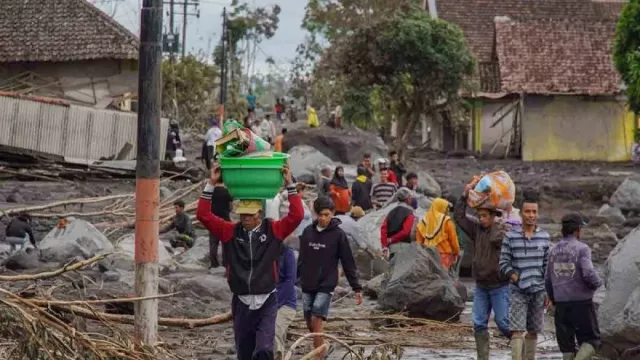 Lahar Hujan Semeru Terjang Dusun Sumberlangsep, Ratusan Warga Mengungsi ke Perbukitan - GenPI.co
