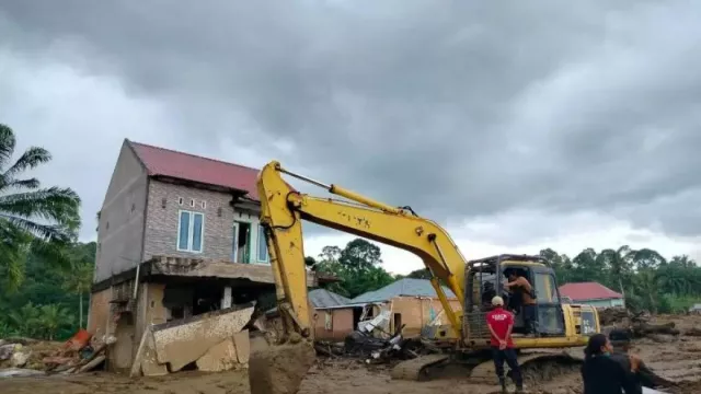 Akses Terputus dan Cari Korban Hilang, Agam Andalkan 33 Alat Berat - GenPI.co