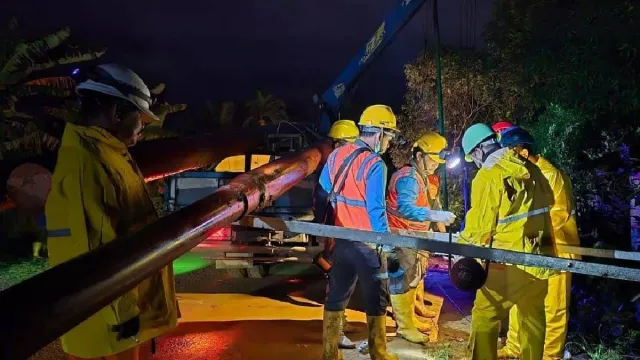 Tembus Medan Ekstrem seperti Tebing dan Lumpur, PLN Pulihkan Listrik Sumut 100 Persen - GenPI.co