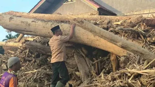 Banjir Aceh Timur Rusak 10.715 Rumah & 204.867 Warga Mengungsi, Ekonomi Lumpuh - GenPI.co