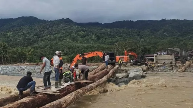 BPJN Bangun Jembatan Sementara dari Kayu Hanyut di Nagan Raya, Akses 3 Desa Pulih - GenPI.co