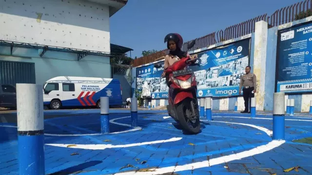 Polri Permudah Korban Banjir Sumatra Urus SIM STNK dan BKPB - GenPI.co