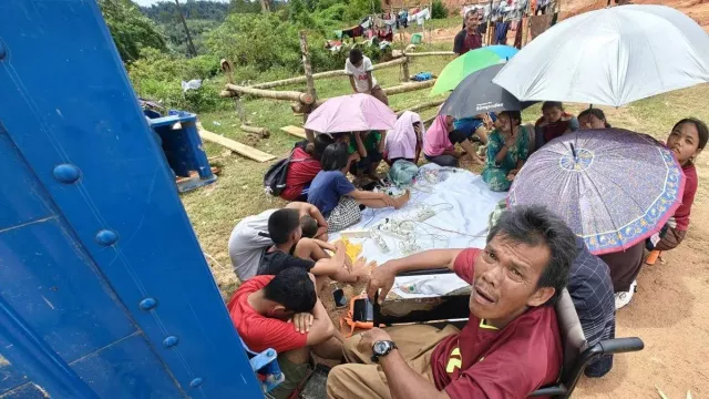 Nekat Jalan Kaki Turun Bukit 4 Jam, Pengungsi Tapanuli Tengah Cari Sinyal dan Listrik - GenPI.co