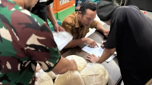 Viral Isu Beras Bantuan Bencana Rp60.000/kg Dibantah Kementan: Hanya Salah Penulisan - GenPI.co