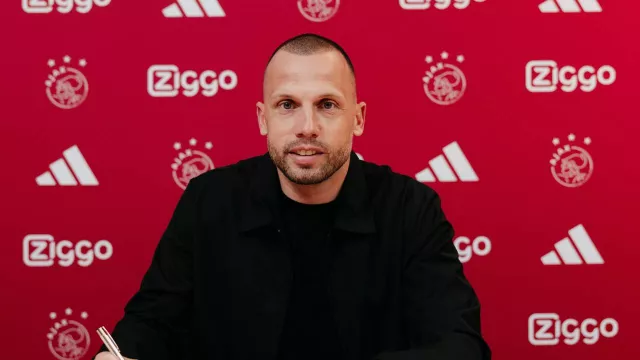 Konon John Heitinga Tolak Tawaran Latih Timnas Indonesia - GenPI.co