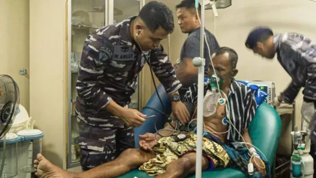 TNI AL Buka Rumah Sakit Lapangan di Aceh, Korban Bencana Keluhkan ISPA hingga Demam - GenPI.co