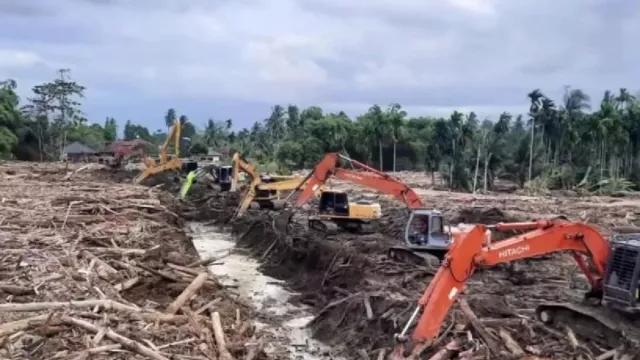 Pulihkan 36 Tanggul Jebol dan 143 Kritis, Kemen PU Turunkan 21 Alat Berat di Aceh - GenPI.co