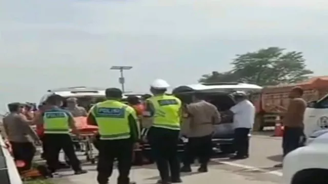 Mobil Terparkir Berjam-Jam, 4 Penumpang Ditemukan Tewas di Tol Tegal - GenPI.co