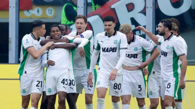 AC Milan Ditahan Sassuolo, Allegri Puji Pertahanan Jay Idzes - GenPI.co