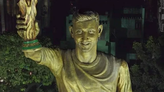 Resmikan Patung 21 Meter di India, Messi Tersenyum Canggung - GenPI.co