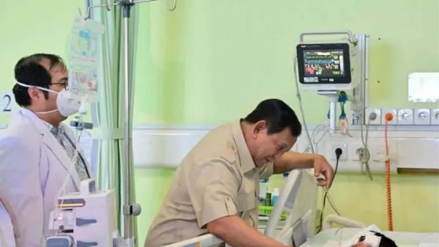 Prabowo Jenguk dan Beri Motivasi Para Siswa yang Ditabrak Mobil MBG - GenPI.co