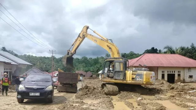 Material Banjir Menumpuk, Agam Butuh 52 Ekskavator dan 24 Dump Truk - GenPI.co