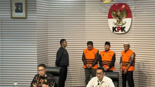 Bupati Bekasi dan Ayahnya Jadi Tersangka Kasus Suap Ijon Proyek - GenPI.co