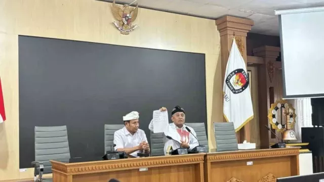 Buang Sampah ke Selokan saat Hujan Lebat, KPU Badung Disanksi - GenPI.co