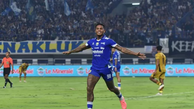 Bojak Hodak Puas, 3 Striker Persib Bandung Haus Gol! - GenPI.co