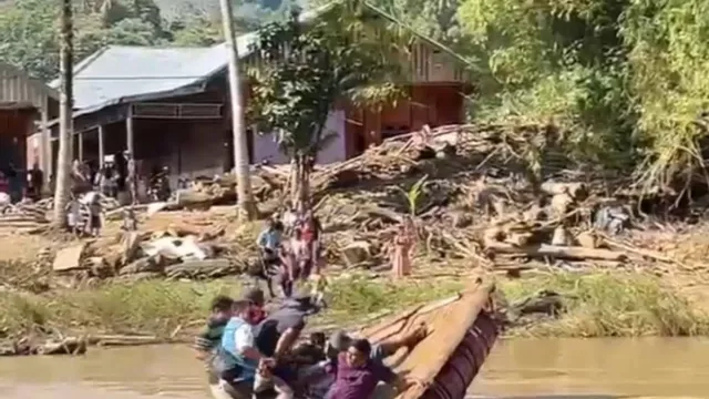 Tinjau Korban Bencana di Aceh Tengah, Wagub Aceh Terjatuh ke Sungai - GenPI.co