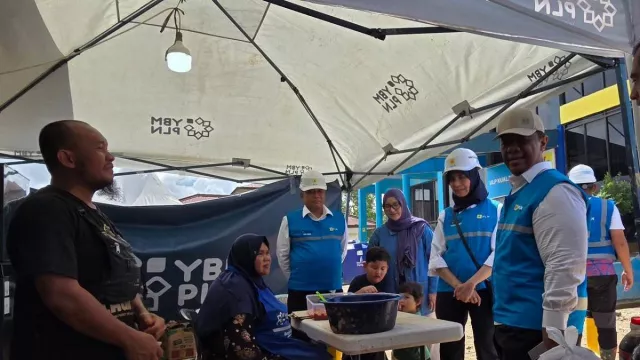 Bersama Sukarelawan, Direksi PLN Turun Langsung Pantau Pemulihan Listrik Aceh - GenPI.co