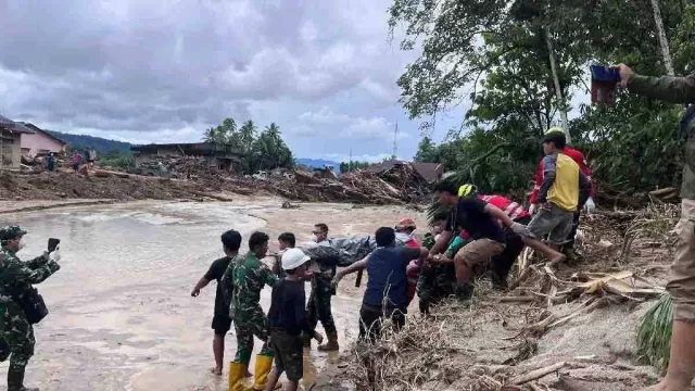 Korban Meninggal Dunia Bencana di Sumatera Utara, Jadi 371 Orang - GenPI.co