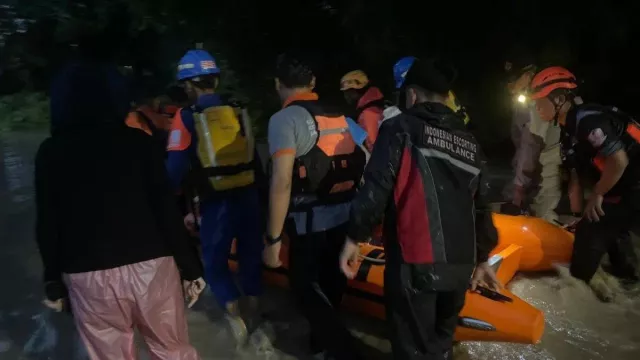Banjir Terjang Sejumlah Permukiman di Cirebon, Akibat Curah Hujan Tinggi - GenPI.co
