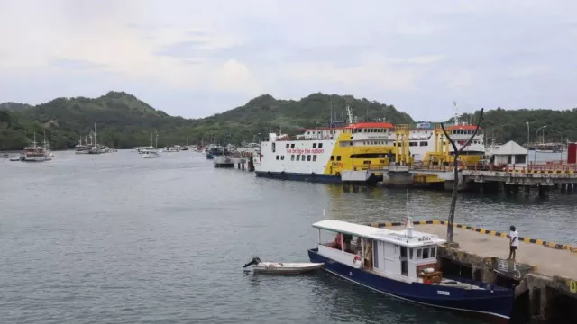 Cuaca Ekstrem dan Ada Kapal Tenggelam, Pelayaran ke Pulau Padar–Komodo Ditutup - GenPI.co