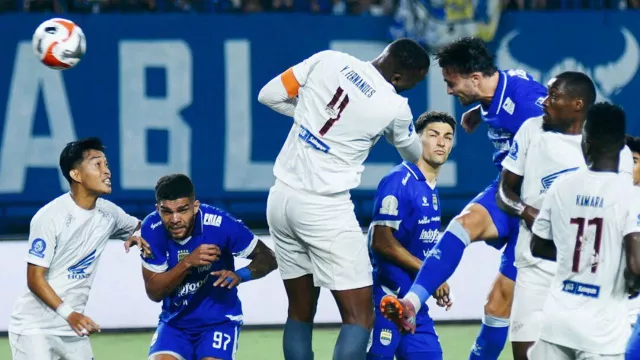 Persib ke Puncak Klasemen Super League, Hodak Puji Pertahanan Timnya - GenPI.co