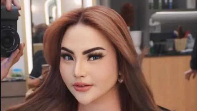 Lisa Mariana Pajang Vespa Warna Sama, Aura Kasih Ajak Sunmori - GenPI.co