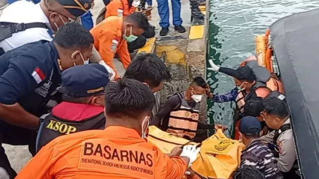 Korban Kapal Tenggelam di Pulau Padar Kembali Ditemukan, Anak Perempuan 12 Tahun - GenPI.co