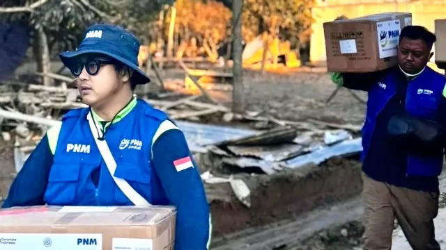 Turun Langsung ke Lapangan, Sukarelawan PNM Bantu Korban Banjir di Sumatra - GenPI.co