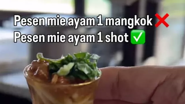Heboh! Mie Ayam One Shot Pak Sarmintul di Bantul Pakai Gelas Sloki - GenPI.co