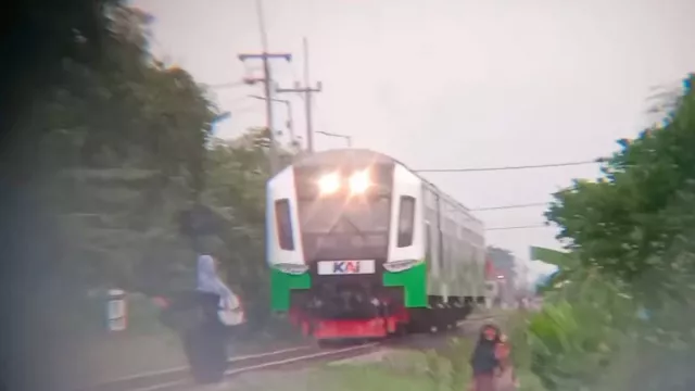 Horor! 2 Anak Perempuan Adang KA Jenggala di Sidoarjo, Nyaris Tertabrak - GenPI.co