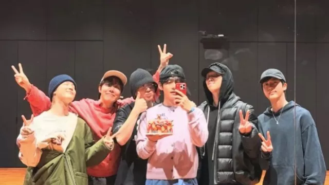 V BTS Ultah, Tahun Depan Dirayakan Bersama Army - GenPI.co