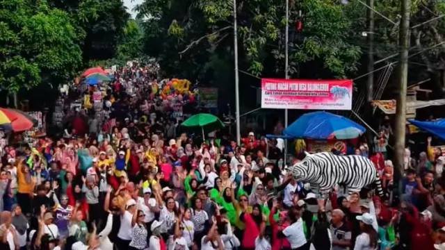 Patung Macan Putih Kediri jadi Wisata Baru, Warga Ramai Foto dan Muncul Pasar Kaget - GenPI.co