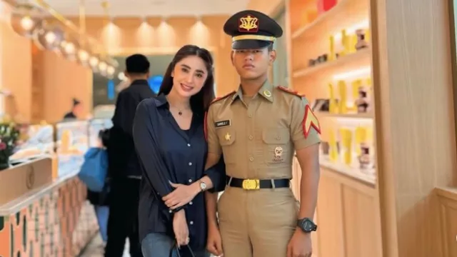 Nangis Lepas Anak Jalani Pendidikan Akmil, Dewi Perssik Titip Doa - GenPI.co