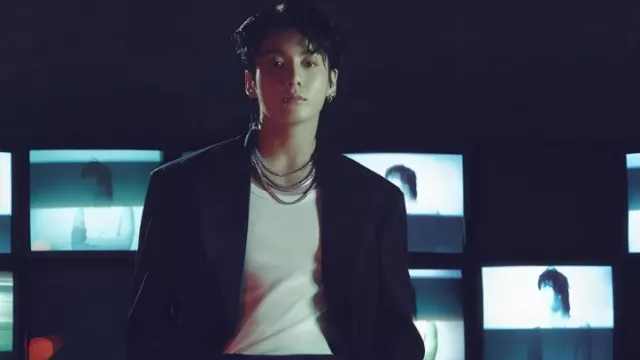 2 Kali Ditangkap Karena Datangi Rumah Jungkook BTS, Penggemar Tidak Kapok - GenPI.co