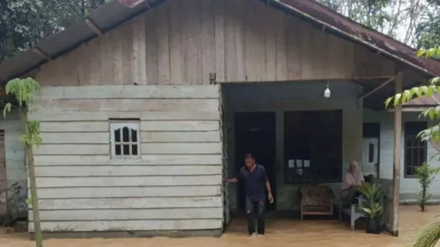 Ribuan Warga Pilih Bertahan di Rumah, Saat Diterjang Banjir di Aceh Timur - GenPI.co