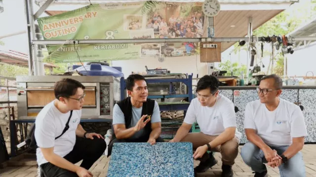 Gandeng Kertabumi, Cermati Fintech Group Olah Sampah Publikasi Jadi Kerajinan Tangan - GenPI.co