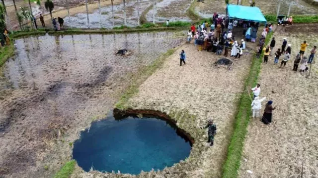 Warga Ambil Air di Lubang Sinkhole Limapuluh Kota, Dipercaya Jadi Obat - GenPI.co