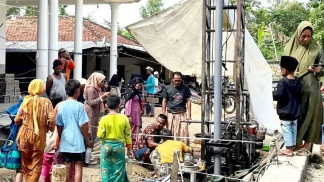 Heboh Sumur Warga di Bangkalan Keluarkan Cairan Diduga Minyak Mentah - GenPI.co