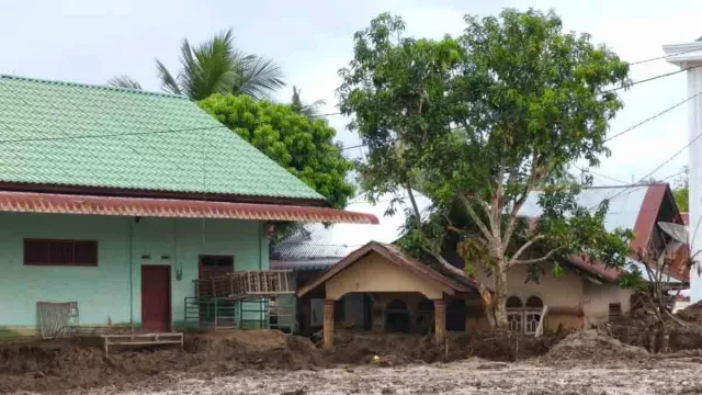 Warga Berharap Bantuan Pembersihan Lumpur yang Timbun Rumah di Pidie Jaya - GenPI.co