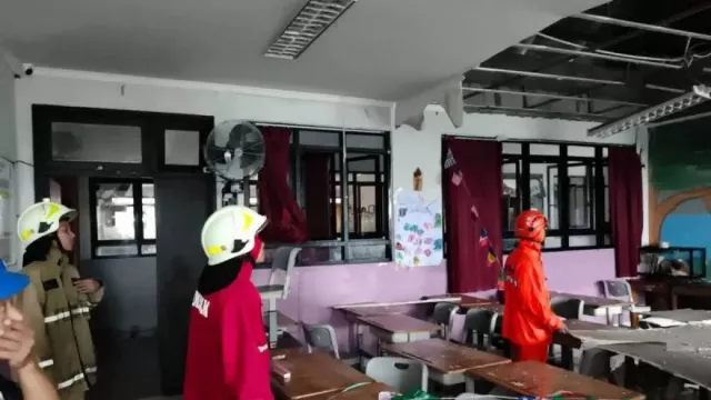Nyaris Celaka, Plafon Kelas SDN 05 Pademangan Jakut Ambruk saat Siswa Makan MBG - GenPI.co